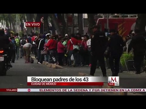 Marchan padres de familia de 43 normalistas desaparecidos de Ayotzinapa