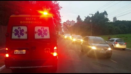 Direção 'trava' e motorista bate Escort em caminhonete