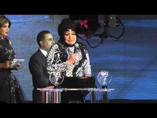 شاهد سهير رمزى لا تستطيع صعود السلم أثناء التكريم