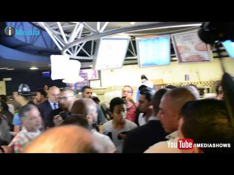 لحظة دخول النجم محمد رمضان السينما وتدافع الجمهور حولة .. شاهد ماذا فعل؟