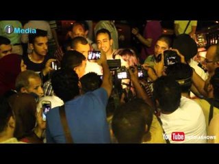 الصحفيين و المصوربن يلتفون حول الفنانة نجوى فؤاد فى عزاء الراحل عمر الشريف