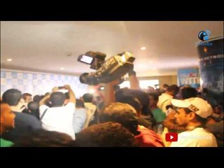 العرض الخاص لفيلم "أهواك" | صورة جماعية لتامر حسنى و احمد زاهر وزوجتة وسط صراخ الحضور