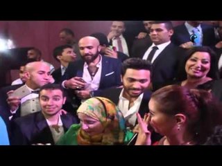 فرح المنتج محمد حامد |  شاهد تامر حسني يكتشف موهبة جديدة في الفرح - لازم تسمعها