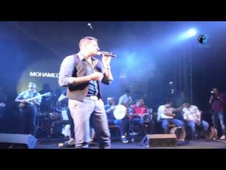 شاهد محمد نور يغنى من لمسة أيد والموضوع و مافية  في حقل