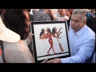 Yanni In Pyramids   ياني في الأهرامات   شاهد أستياء الصحفيين من التجمع حول ياني