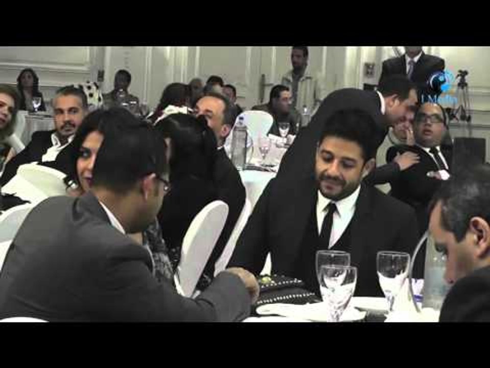 مهرجان "فرسان الجودة" |  شاهد محمد حماقى يبوس "رجاء الجداوى" قبل الصعود لأستلام الجائزة !
