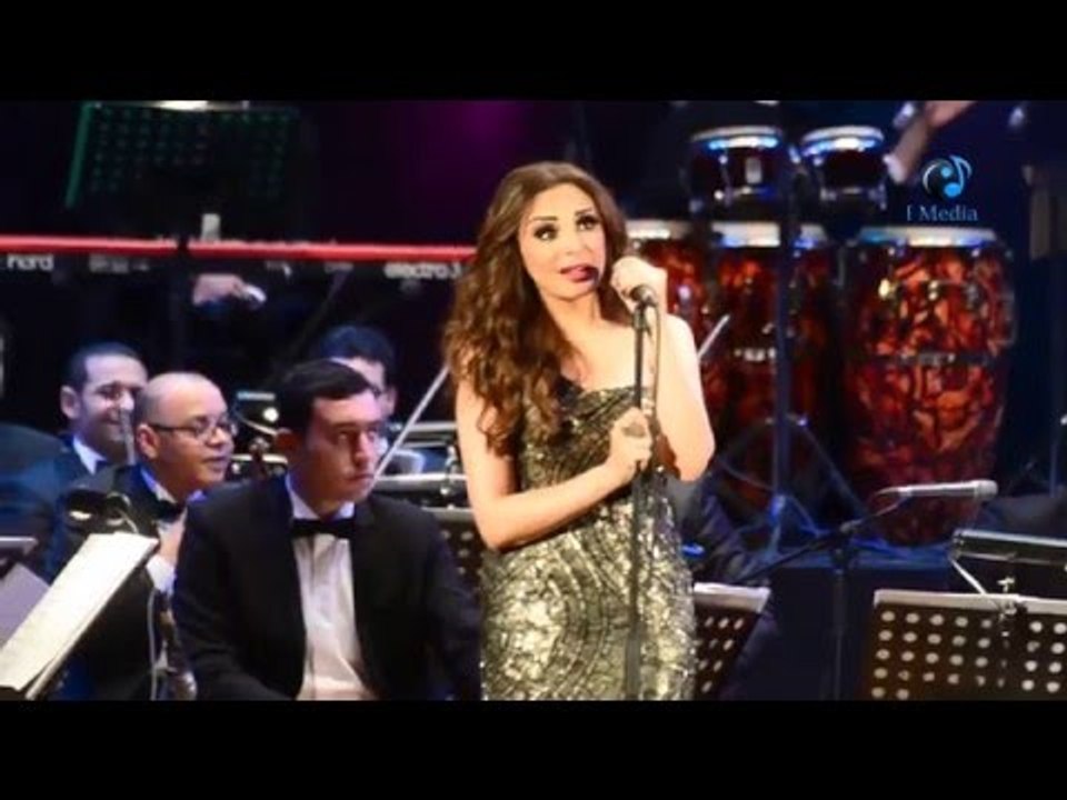 حفل أنغام في جامعة مصر | أنغام تداعب الجمهور: أخبار الجيوب الأنفية إية معاكم؟ شوف رد فعل الجمهور!