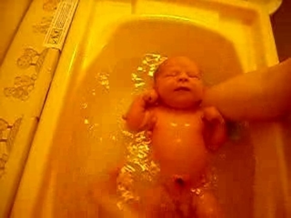 Premier bain de mon petit prince ^^