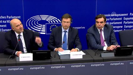 AB Komiserinin Notlarını Ayakkabısıyla Ezdi