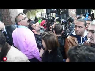 جنازة الفنان ممدوح عبد العليم | ما السر وراء وقوف هذة البنت أمام مدخل مسجد الرجال ؟!