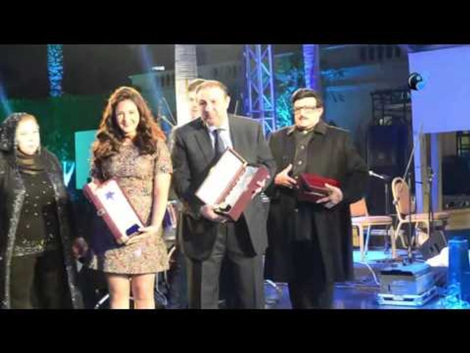 حفل النايل دراما |  شاهد لحظة تسلم دنيا سمير غا...