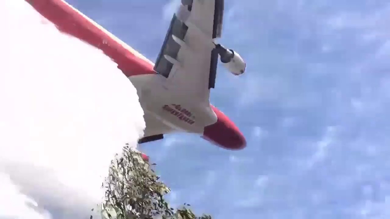 Un bombardier d’eau largue juste au-dessus d'un journaliste.