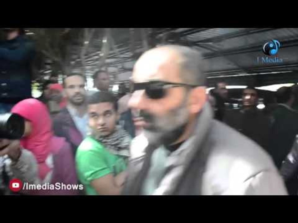 جنازة الفنان ممدوح عبد العليم | لحظة دخول الفنانة أثار الحكيم المسجد وسط حراسة مشددة
