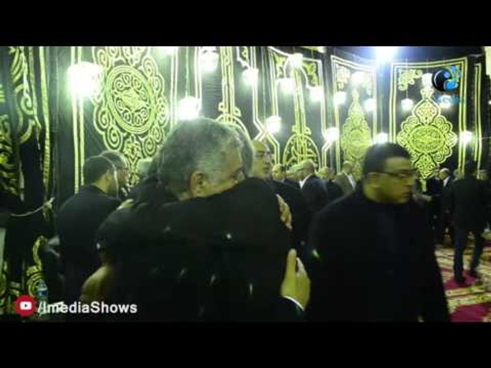 عزاء ممدوح عبد العليم | هشام سليم لأحد المصورين: أنا مش جاى أتصور ويهرب من الكاميرات وسط غضب شديد