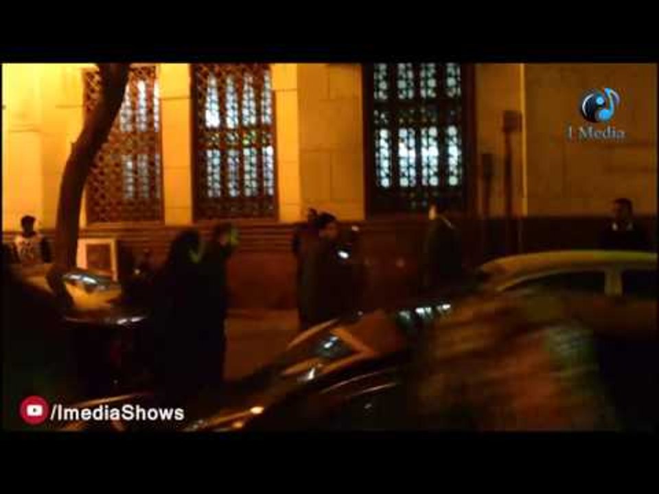 عزاء ممدوح عبد العليم | لحظة وصول علي الحجار وتهربة من المعجبين في الشارع