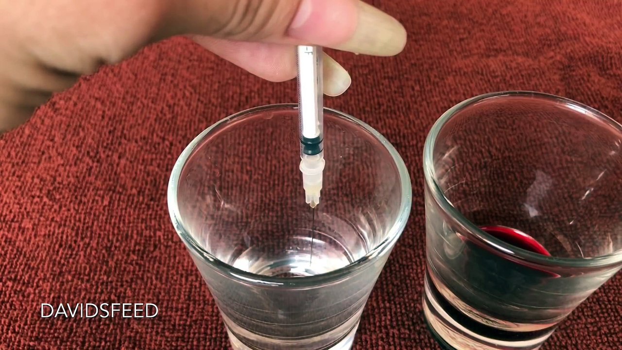 Il nous montre les effets du venin de serpent sur le sang humain