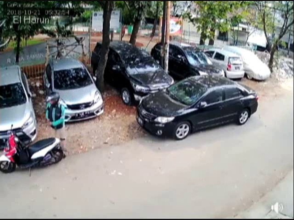 Driver Ojol Ini Nyambi Colong Kaca Spion Mobil