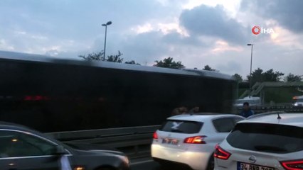 E-5'te gelin arabasının önünü kesip terör estirdiler