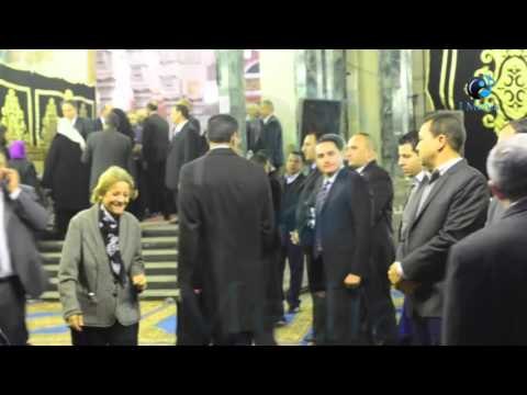 عزاء محمد حسنين هيكل | لحظة خروج فايزة أبو النجا من العزاء والضحكة تملأ وجهها !