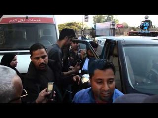 تامر حسني وصور مع الناس في الشارع قبل ركوبة سيارتة