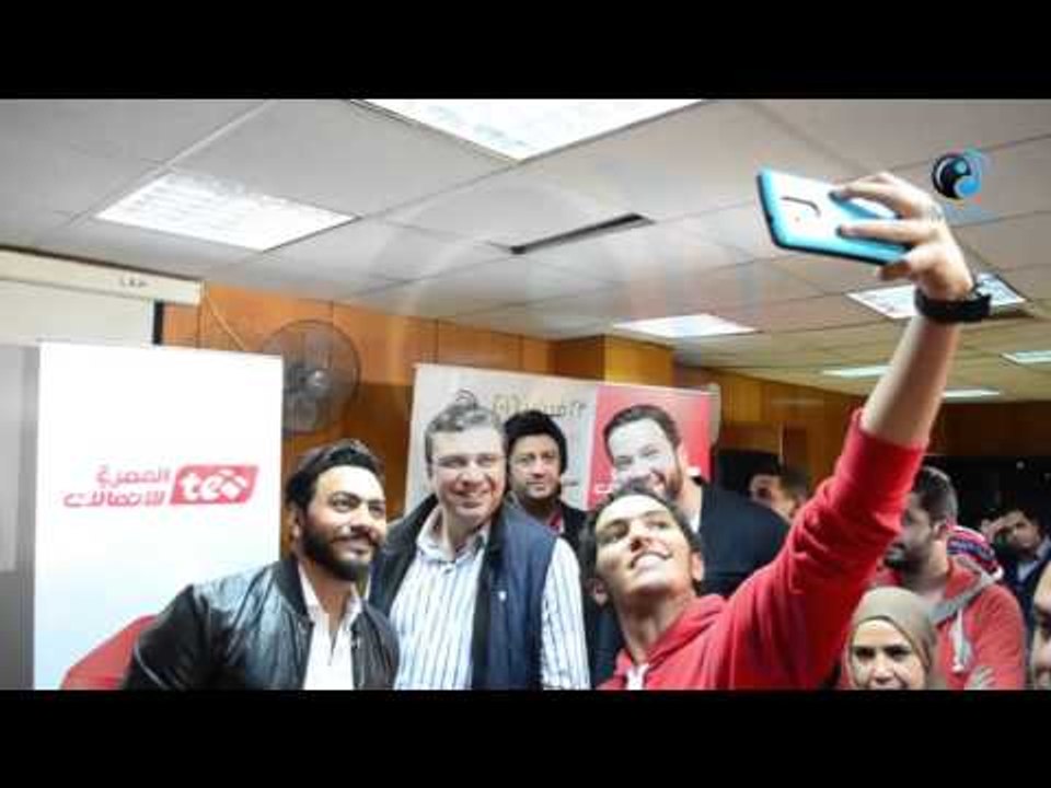 احد الحاضرين يأخذ سيلفي مع  تامر حسنى و تامر شلتوت و عمرو الليثي