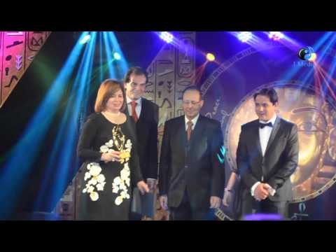 حفله الحب والسلام | لحظة صعود الفنانة إلهام شاهين لتسلم الجائزة ورسالتها من شرم الشيخ