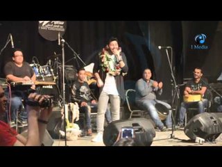 حفله محمد شاهين   شوف بنتين يهدون محمد شاهين بوكية ورد ويعلقوة ف راسة !