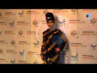 الكل يتجمع حول موديل و يصورها يا ترى مين دى !