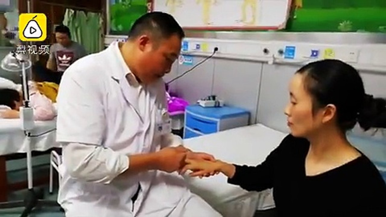 إذا كنت تستخدم الهاتف الجوال لساعات طويلة.. شاهد ما حدث لهذه الفتاة