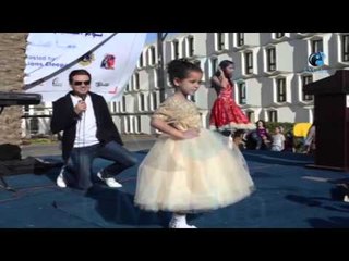 حفله يوم اليتيم |  شاهد عمر رمزي برفقة طفلتين زى القمر "جنا" و عنان بأحلى فساتين الأطفال