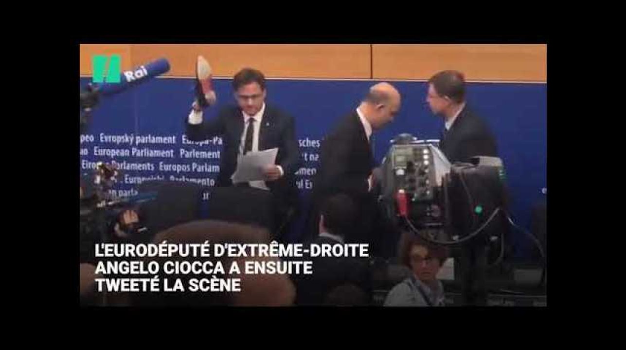 Un eurodéputé écrase les notes de Moscovici avec sa chaussure