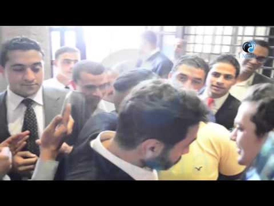 شاهد موقف محترم من تامر حسنى الجاردات تبعد احد المعجبين وهو يطلب يتصور معاه