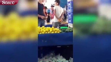 Arkasında sakladığı çürük meyveleri müşterinin seçmiş olduğu meyvelerle değiştiriyor