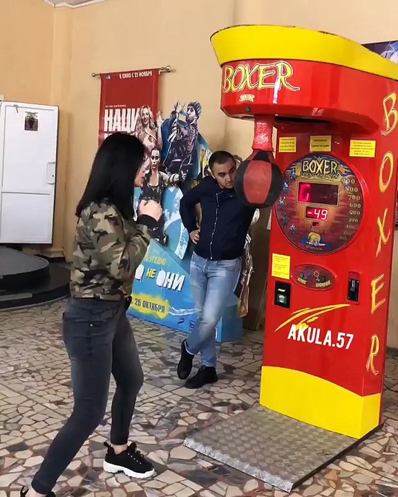 Une championne de boxe joue au punching ball électronique