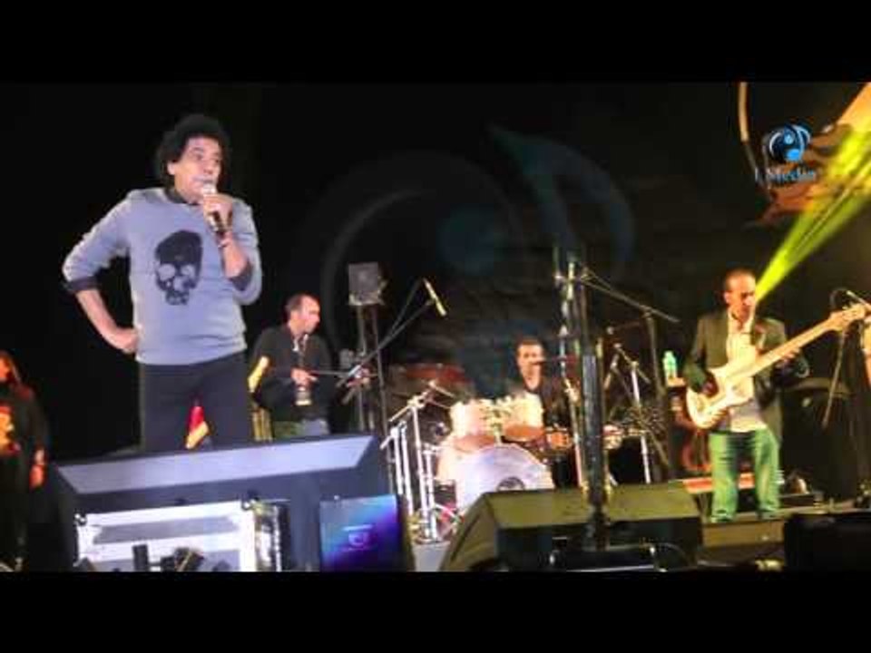 حفلة محمد منير |  شاهد منير يرقص على أنغام الساكس و الجمهور كلة يغني معاة