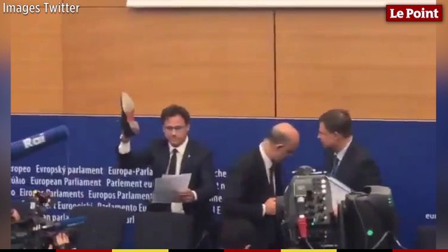Un député italien écrase les notes de Pierre Moscovici avec sa chaussure