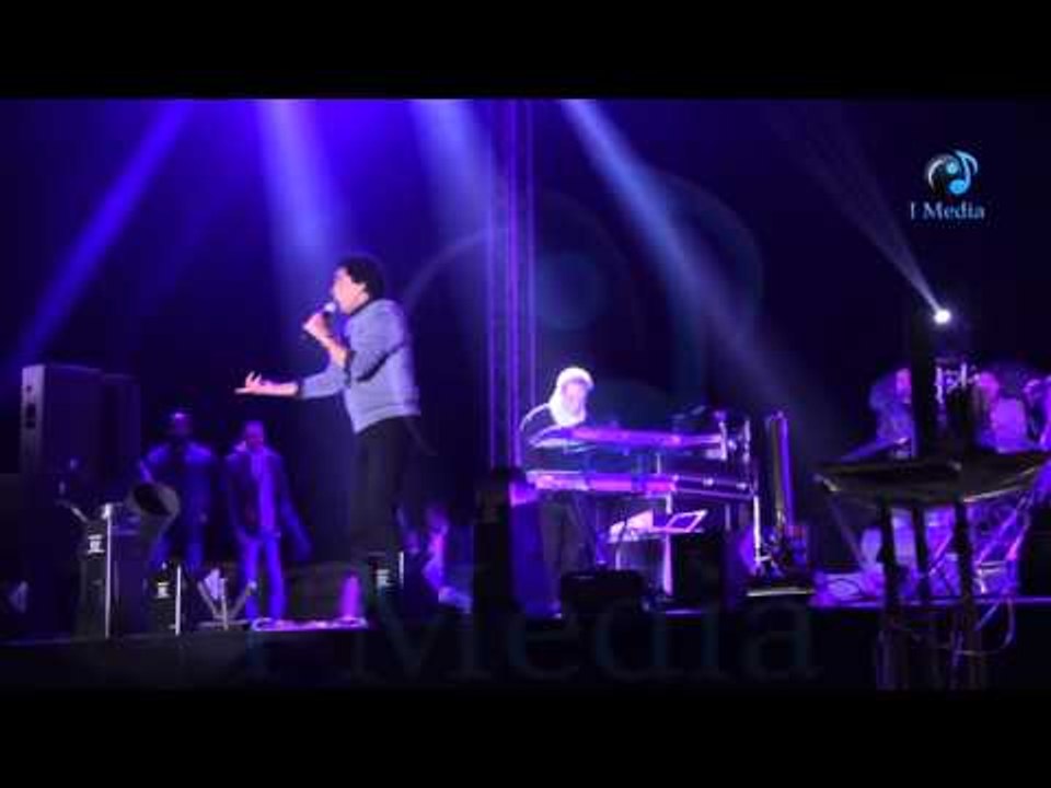 حفلة محمد منير |   أسمع الدنيا ريشة ف هوا من محمد منير مع الجمهور