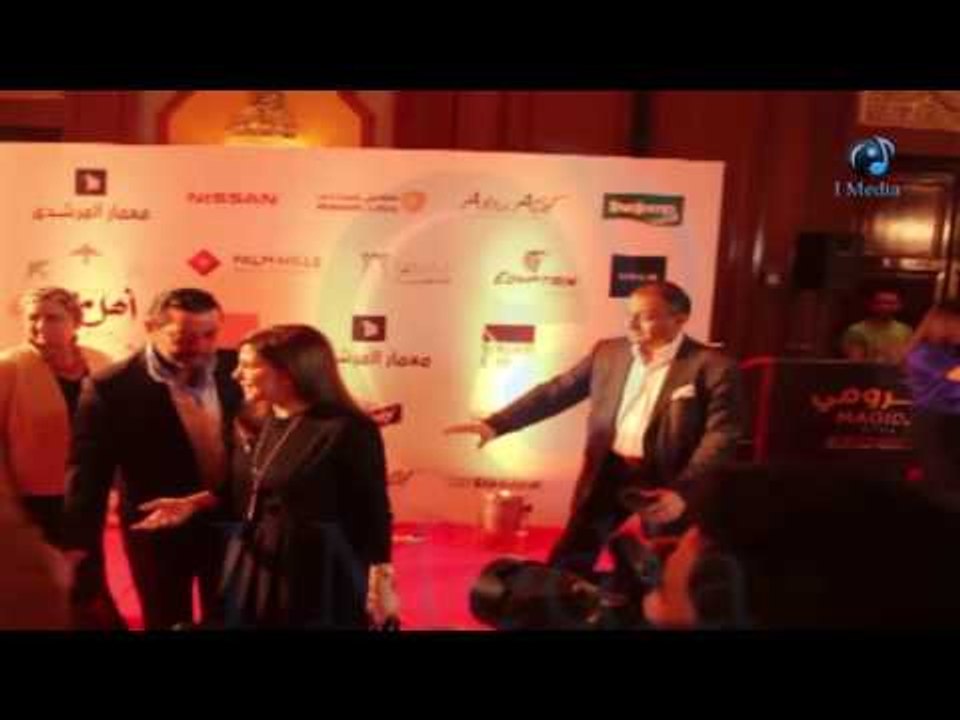 حفل ماجدة الرومي في مصر |  ماجدة الرومي بتتصور مع منظمي الحفل قبل الدخول