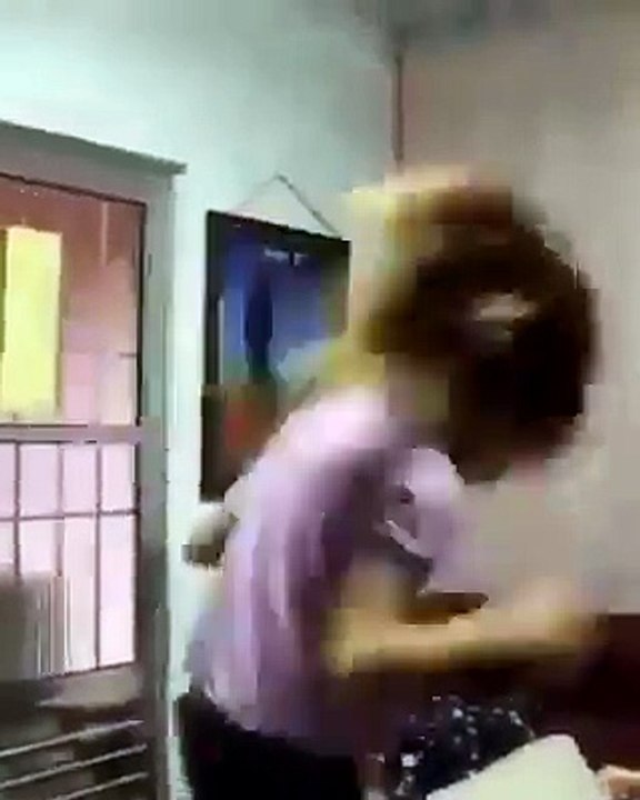 Saçları ile şov yaparken kafayı bulan eleman