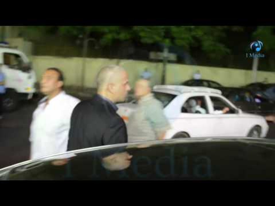 عزاء طارق سليم | شاهد واثل جمعة متضايق من الناس اللى بتصورة لحظة دخولة العزاء