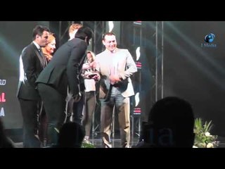 مهرجان النخبة  |  شاهد أحمد الشامي لحظة تسلمة الجائزة عن مسلسل "الخانكة"