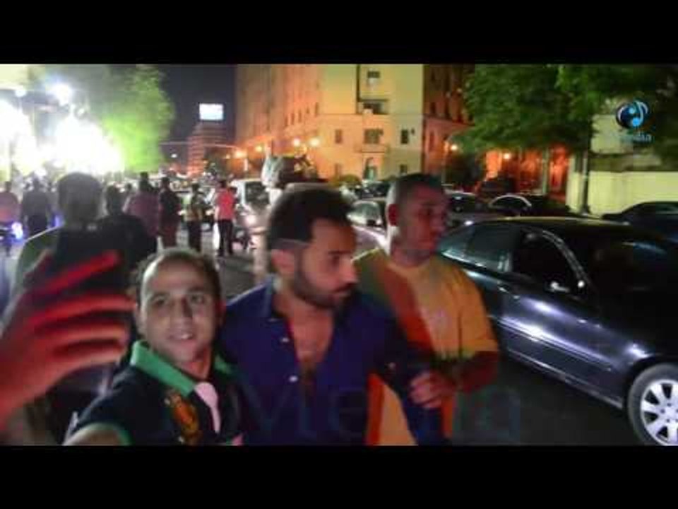 عزاء طارق سليم |  شاهد أحمد فهمي بيتصور سيلفي مع المعجبين خارج العزاء