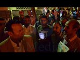 عزاء محمد خان |  شاهد رجل غريب جداً يعترض أحمد ماهر ليروي علية قصتة - شاهد رد فعل أحمد ماهر!