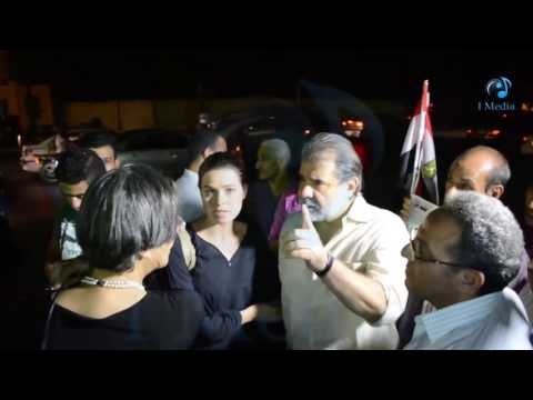 عزاء محمد خان | شاهد يسرا اللوزي للمصورين: أنا جاية عزا مش هتصور ف عزا!!!