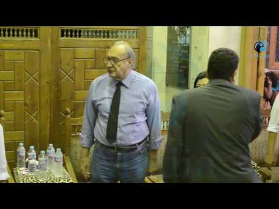 عزاء محمد خان | شاهد سيدة غريبة جدا تعزي عائلة محمد خان لكن بطريقة غريبة!!