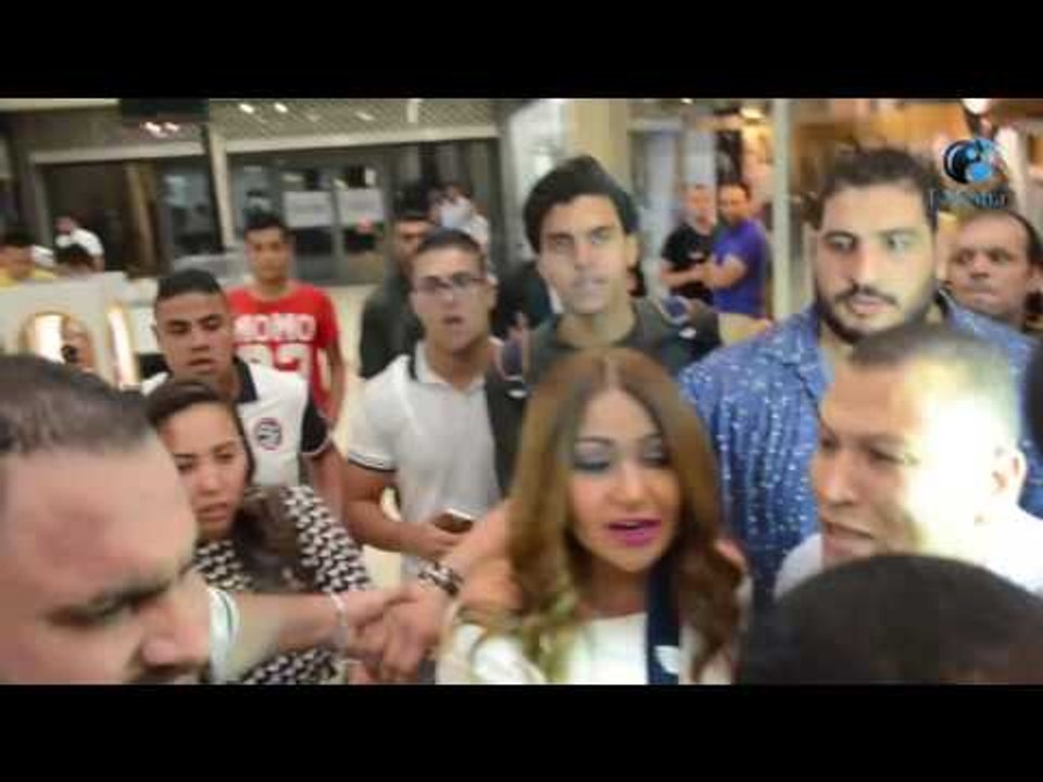 " الماء والخضرة والوجه الحسن" | شاهد ليلى علوى تدخل القاعة وهى مصابة في دراعها وتتعرض للضرب !
