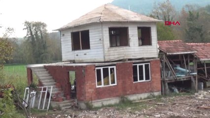 Sinop Babasından Kalan Ahşap Evi Kamyonla Taşıyıp, Evinin Üzerine Monte Etti