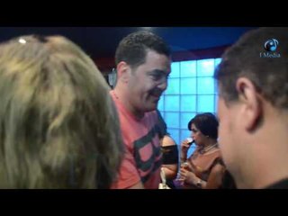 العرض الخاص البس عشان خارجين |  شاهد تواضع وروعة الفنان طاهر فاروز بيتصور مع كل الناس