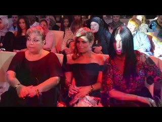 مهرجان عاصمة الموضة العربية | شاهد منة فضالي وفستانها وبتحسس على أماكن غريبة ف يالفستان!