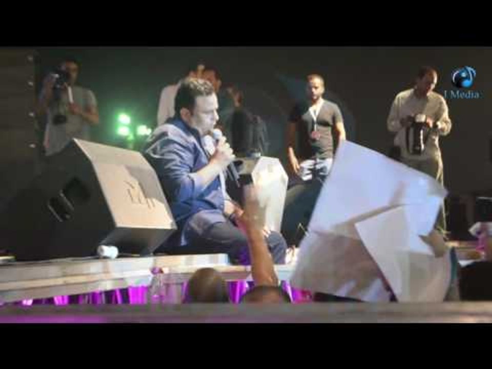 حفلة محمد فؤاد | شاهد محمد فؤاد يداعب طفل صغير صعد للمسرح قبل ان يغني أغنيتة الجديدة